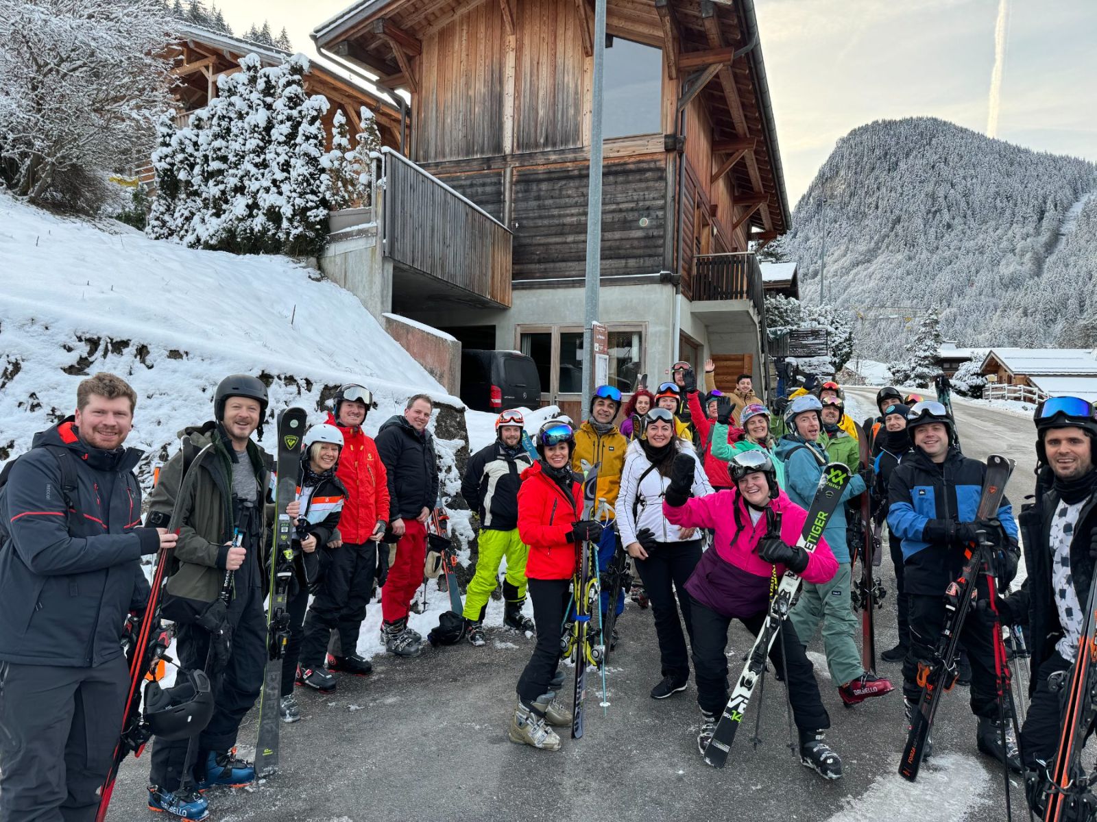 The group with skis outside the chalet